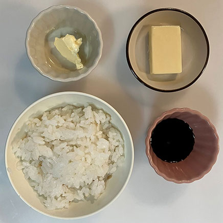 1個分のチーズ焼きおにぎりに使用したご飯、プロセスチーズ、醤油、マーガリン